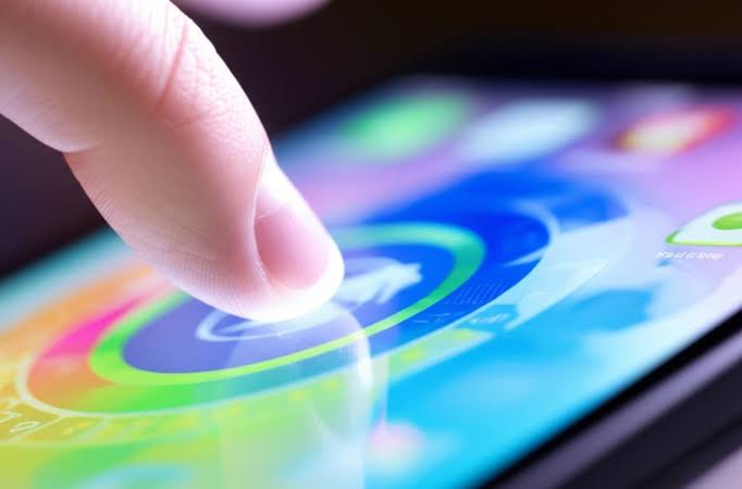 Kematian Layar Sentuh: Saat Perangkat 'Palm-Projection' Mengubah Telapak Tangan Menjadi Smartphone Masa Depan